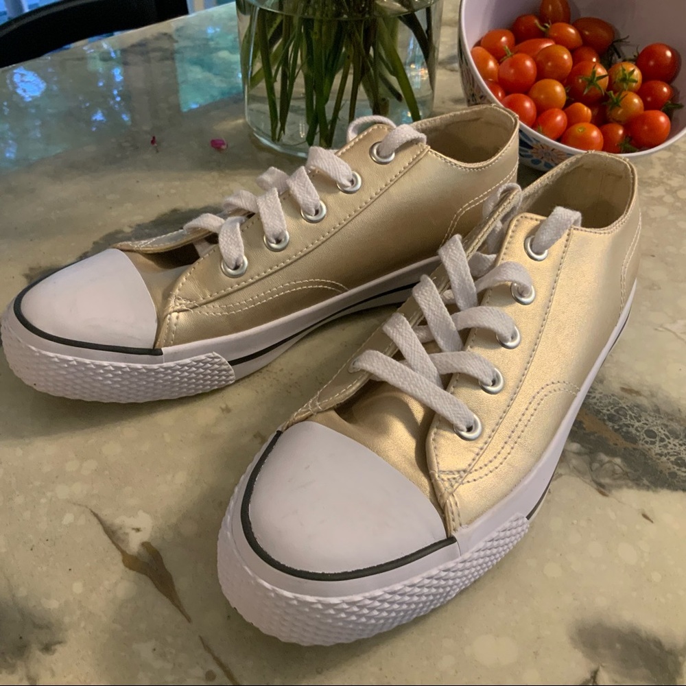 AIRWALK ROSE GOLD LOW SNEAKERS 8.5 nearly new MATCHES EVERYTHING!